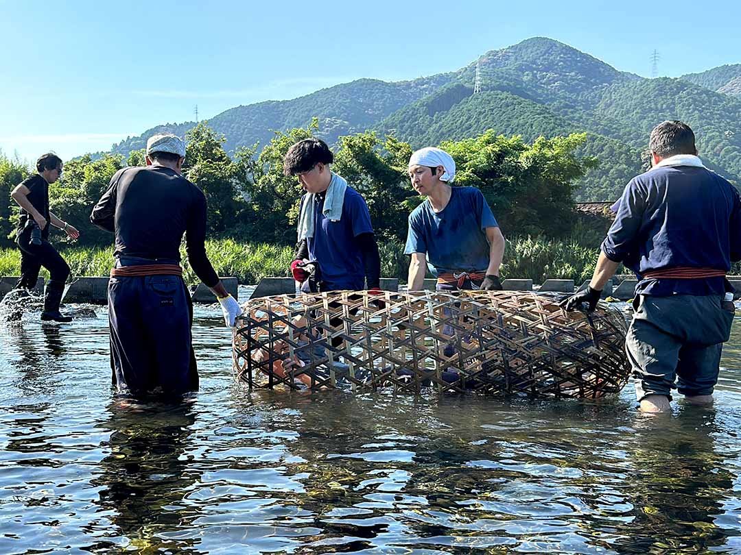 虎竹蛇籠を川の中へ