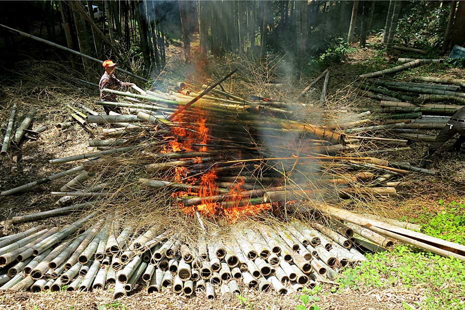 竹枝への着火するときの竹組み