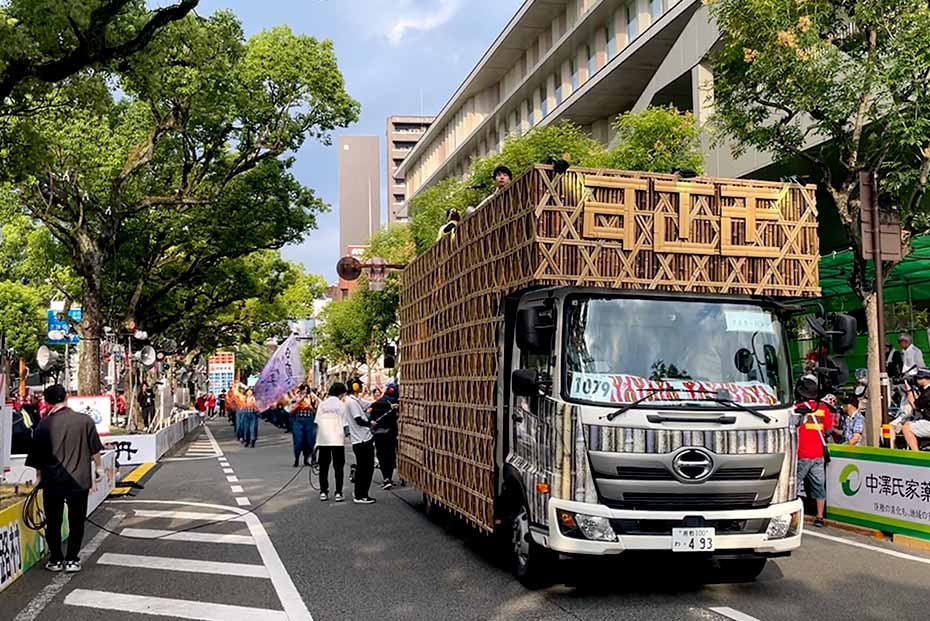 虎竹よさこい地方車虎竹号とよさこい祭り追手筋本部競演場