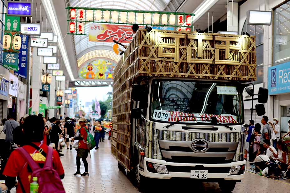 虎竹よさこい地方車虎竹号とよさこい祭り帯屋町アーケード演舞場